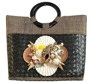 STRUCTURED BLACK STRAW TOTE W/ SEASHELLS