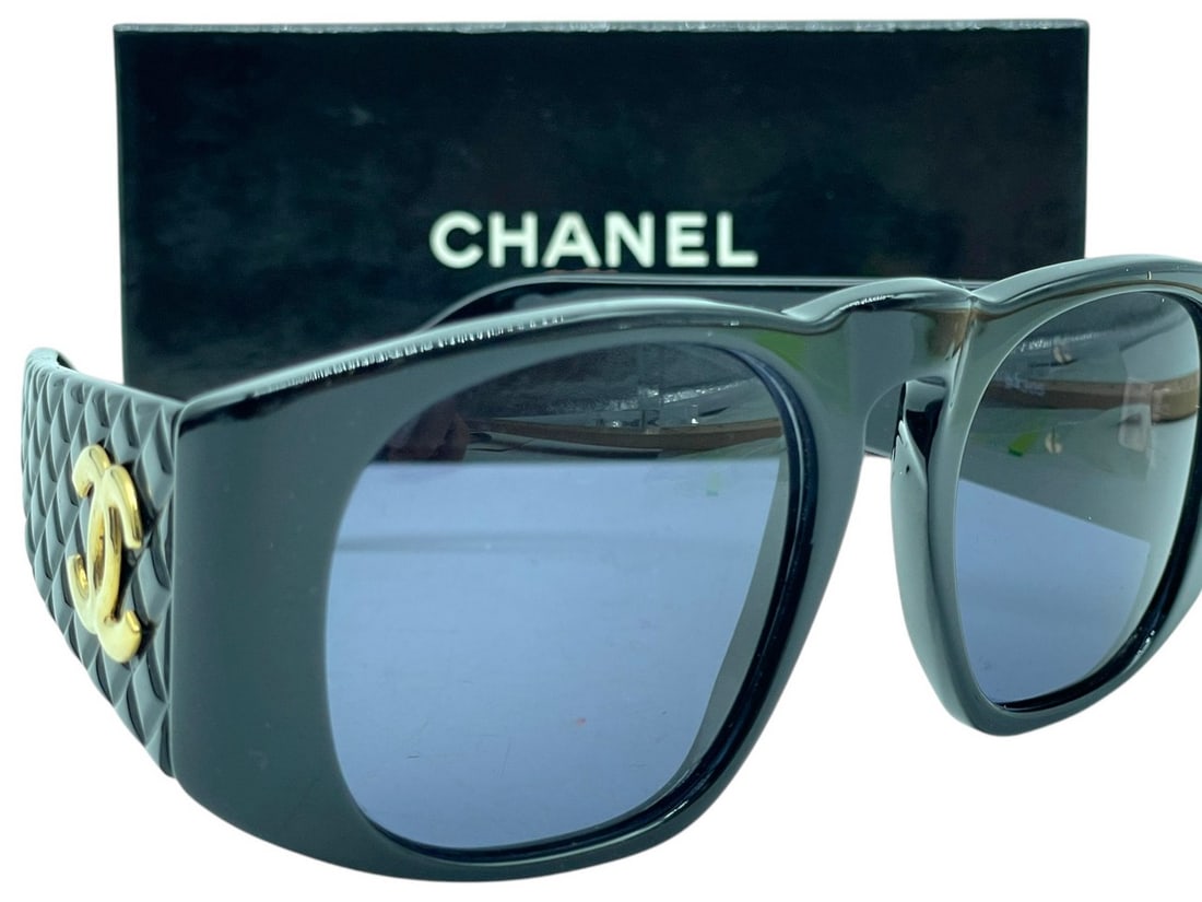 CHANEL BLACK QUILTED SUNGLASSES WITH GOLD CC LOGO (1 of 14)