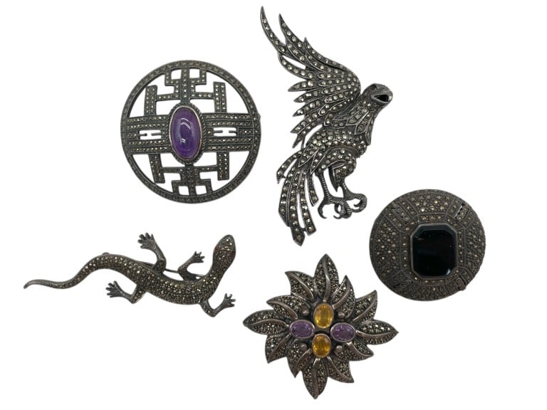LOT OF 5 STERLING & MARCASITE BROOCHES 128.5G: LOT OF 5 STERLING & MARCASITE BROOCHES 128.5G -VERY GOOD PRE OWNED CONDITION -128.5G -INCLUDES WHIMSICAL DESIGNS FEATURING A LIZARD, DRAGON, GEOMETRIC AND FLORAL MOTIFS. ACCENTED WITH AMETHYST, CITRIN