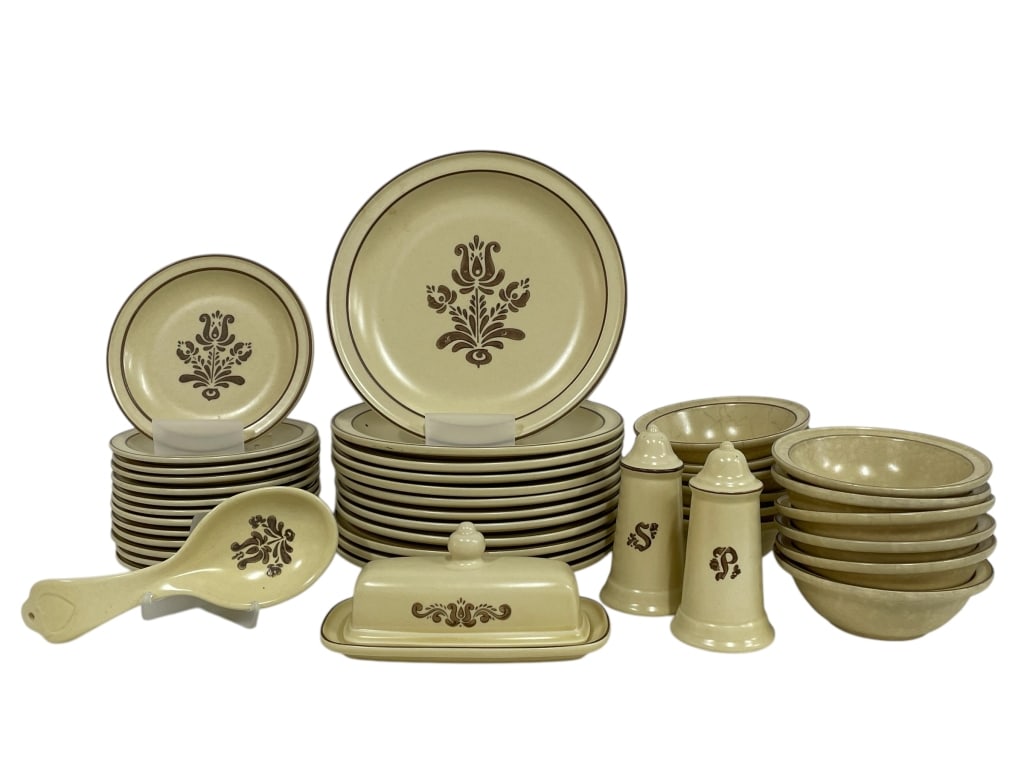PFALTZGRAFF VILLAGE DINNERWARE SET (1 of 16)