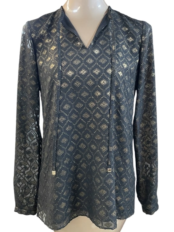 NEW! LAFAYETTE 148 NEW YORK ELI BLOUSE SIZE XS: NEW! LAFAYETTE 148 NEW YORK ELI BLOUSE SIZE XS -NEW WITH TAGS -ORIGINAL RETAIL $448.00 -SIZE P/XS -FEATURES A V-NECKLINE WITH TIES AND SHEER LACE SLEEVES. PERFECT FOR DRESSY OR EVENING WEAR -JA 042825