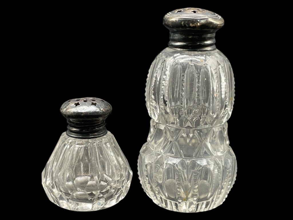 SILVER & CUT CRYSTAL SALT & PEPPER SHAKERS: SILVER & CUT CRYSTAL SALT & PEPPER SHAKERS -VERY GOOD PRE OWNED CONDITION -APPROX 3.5" AND 1.5" -BEAUTIFULLY FACETED GLASS BODIES WITH SILVER TOPS. ELEGANT VINTAGE DESIGN, PERFECT FOR COLLECTORS OR TA