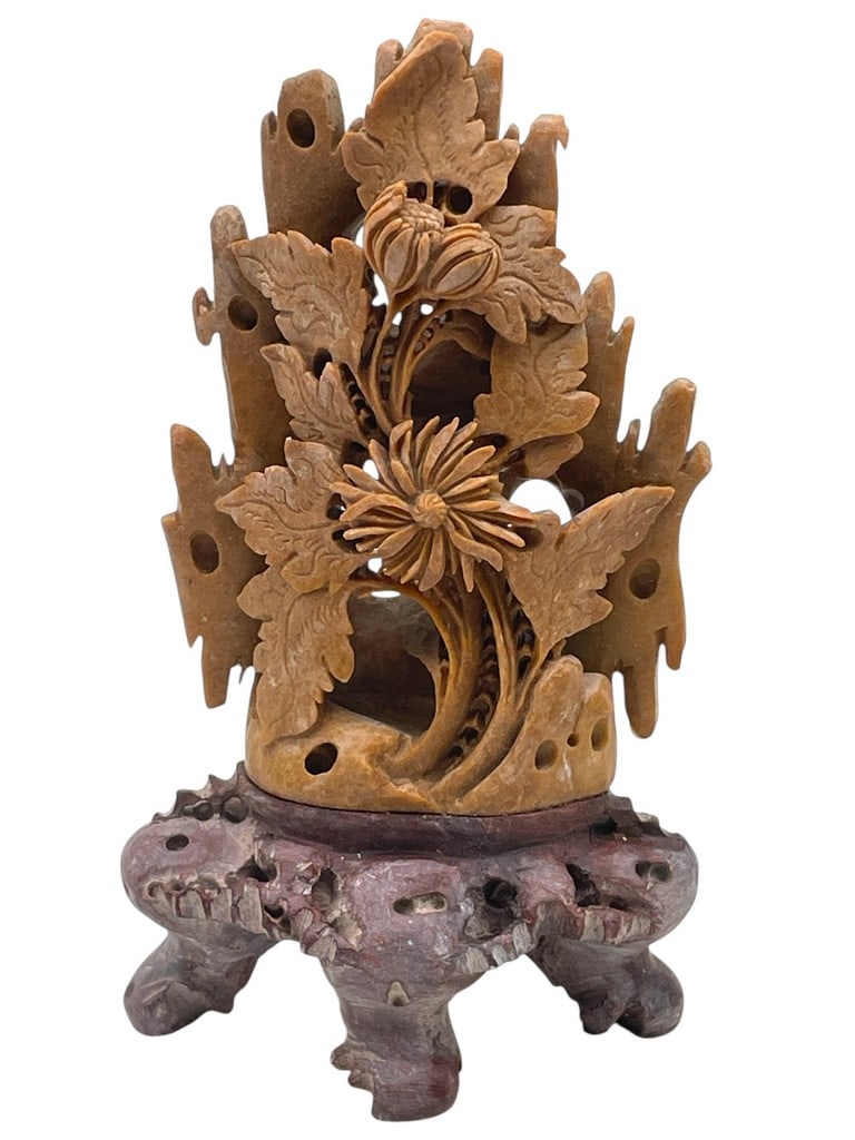 CHINESE SOAPSTONE SCULPTURE 6": CHINESE SOAPSTONE SCULPTURE 6" -VERY GOOD PRE OWNED CONDITION -APPROX 6" -FEATURES INTRICATE BLOOMING FLORAL DESIGN WITH LUSH LEAVES AND ROCKY BACKDROP -JA 042525 By bidding on this item, you have rea