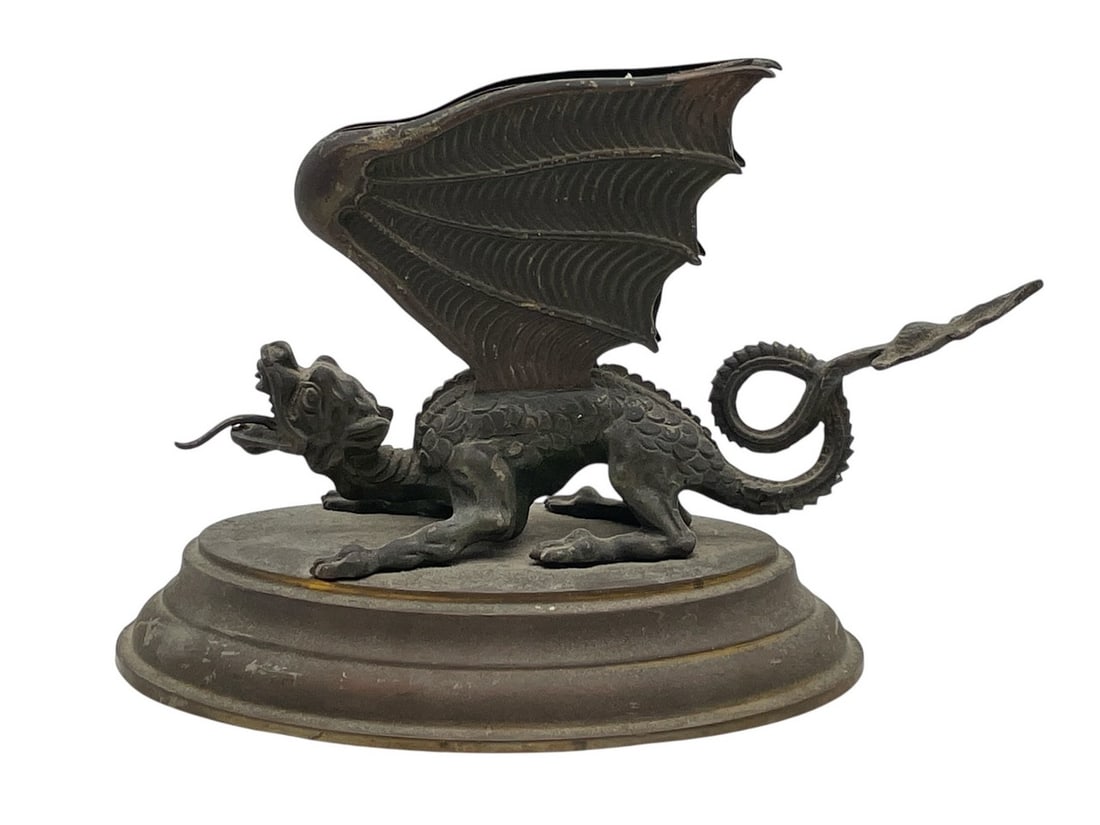 CAST METAL WINGED DRAGON FIGURINE ON ROUND BASE: CAST METAL WINGED DRAGON FIGURINE ON ROUND BASE -VERY GOOD PRE OWNED CONDITION -APPROX 5" -HIGHLY DETAILED WITH TEXTURED SCALES, COILED TAIL, AND OUTSTRETCHED WINGS. DARK AGED PATINA. A STRIKING MYTHI