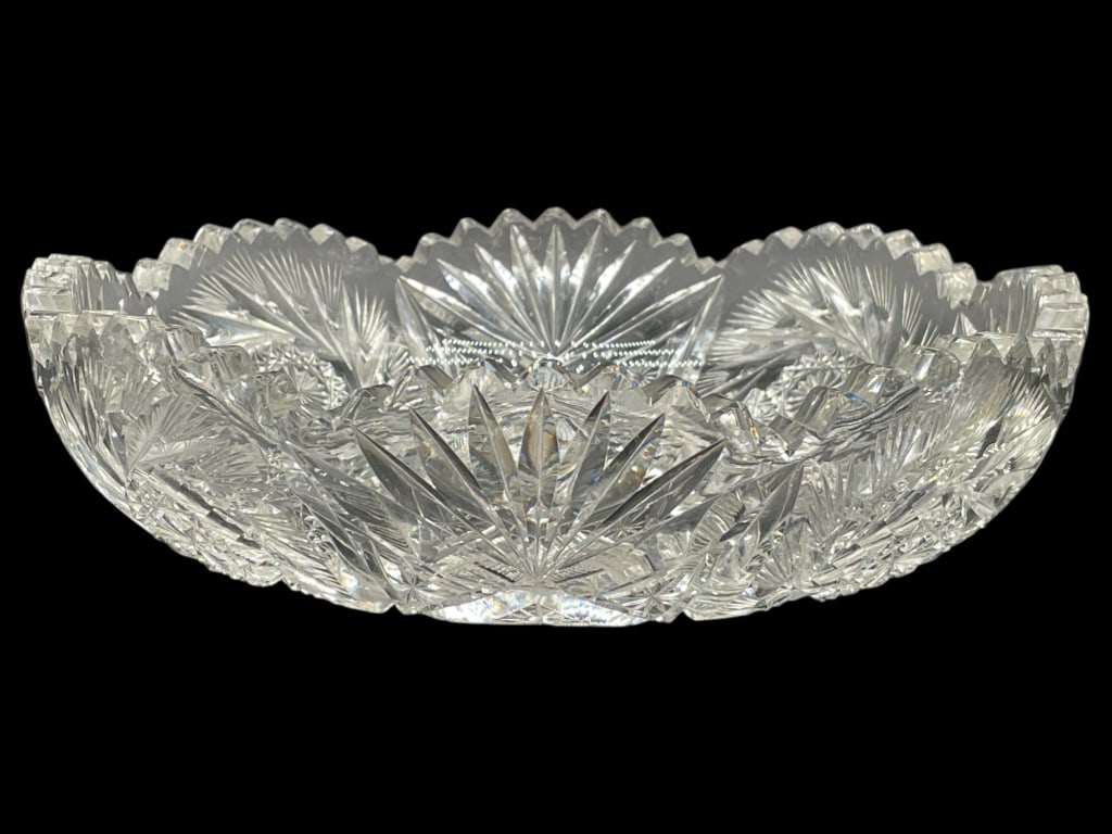 AMERICAN BRILLIANT STYLE GLASS BOWL 9": AMERICAN BRILLIANT STYLE GLASS BOWL 9" -VERY GOOD PRE OWNED CONDITION -APPROX 9" X 2.5" -SPARKLING CLARITY AND EXCEPTIONAL DETAIL -JA 042825 By bidding on this item, you have read, understand, and agr