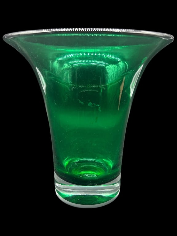 EMERALD GREEN ART GLASS VASE 8' (1 of 5)