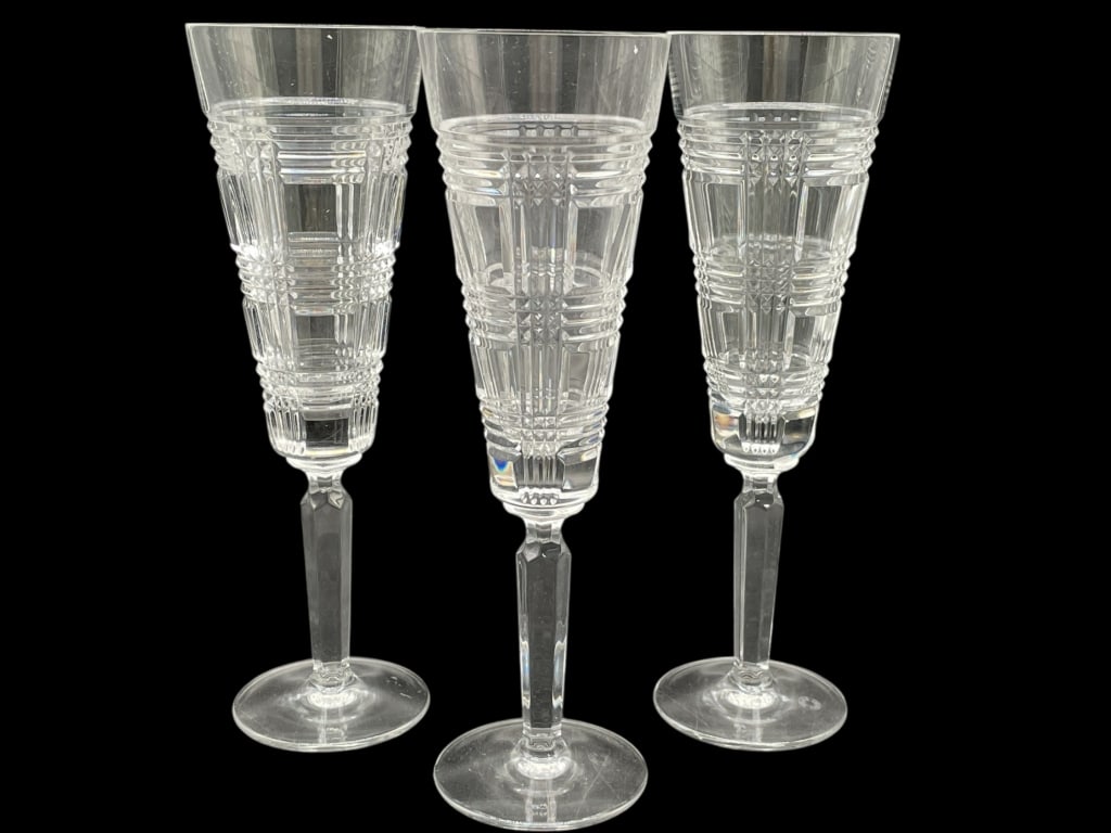 SET OF 3 RALPH LAUREN GLEN PLAID CHAMPAGNE GLASSES: SET OF 3 RALPH LAUREN GLEN PLAID CHAMPAGNE GLASSES 9" -GOOD PRE OWNED CONDITION, ONE GLASS HAS SMALL CHIP ON RIM (SEE PHOTOS) -APPROX 9" X 2.5" -ELEGANTLY TAPERED FORM WITH DEEPLY CUT GEOMETRIC PATTER
