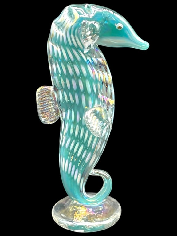 KEVIN FULTON GLASS SEAHORSE 6.5": KEVIN FULTON GLASS SEAHORSE 6.5" -VERY GOOD PRE OWNED CONDITION -APPROX 6.5" X 3.25" -MURANO STYLE ART GLASS SEAHORSE SCULPTURE. FEATURES A VIBRANT AQUA BLUE BODY WITH WHITE CONTROLLED BUBBLE DESIGN A