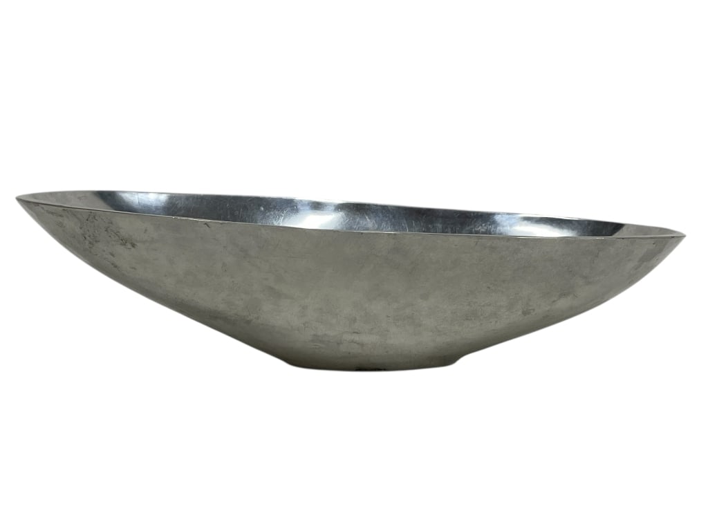 MODERNIST OVAL SILVER BOWL 18": MODERNIST OVAL SILVER BOWL 18" -VERY GOOD PRE OWNED CONDITION -APPROX 18" X 9.5" X 4.25" -WIDE, SHALLOW FORM WITH CLEAN, SCULPTURAL LINES AND MINIMALIST APPEAL. IDEAL FOR CONTEMPORARY TABLESCAPES OR D