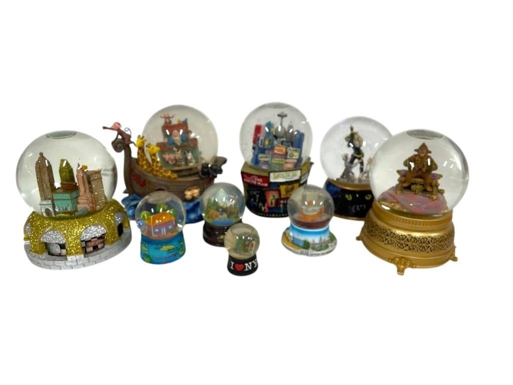 9 VINTAGE AND SOUVENIR SNOWGLOBES (1 of 9)