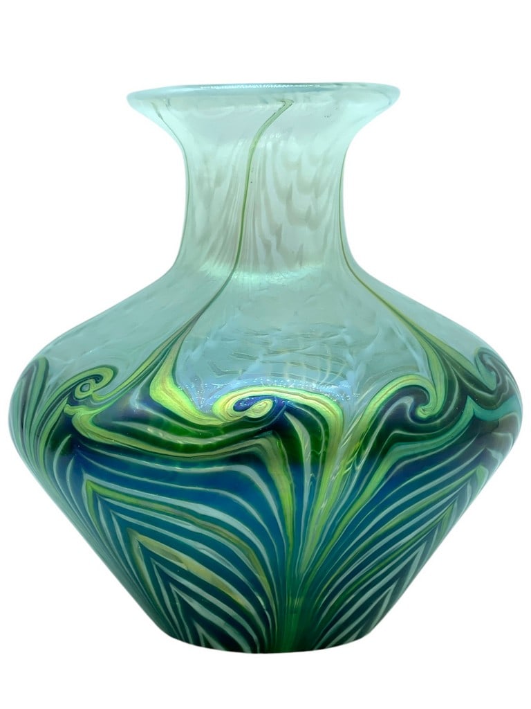 VINTAGE STEVEN LUNDBERG ART GLASS VASE: VINTAGE STEVEN LUNDBERG ART GLASS VASE -SIGNED ON BOTTOM -5" APPROX -VERY GOOD PRE OWNED CONDITION By bidding on this item, you have read, understand, and agree to the terms and conditions of the auct