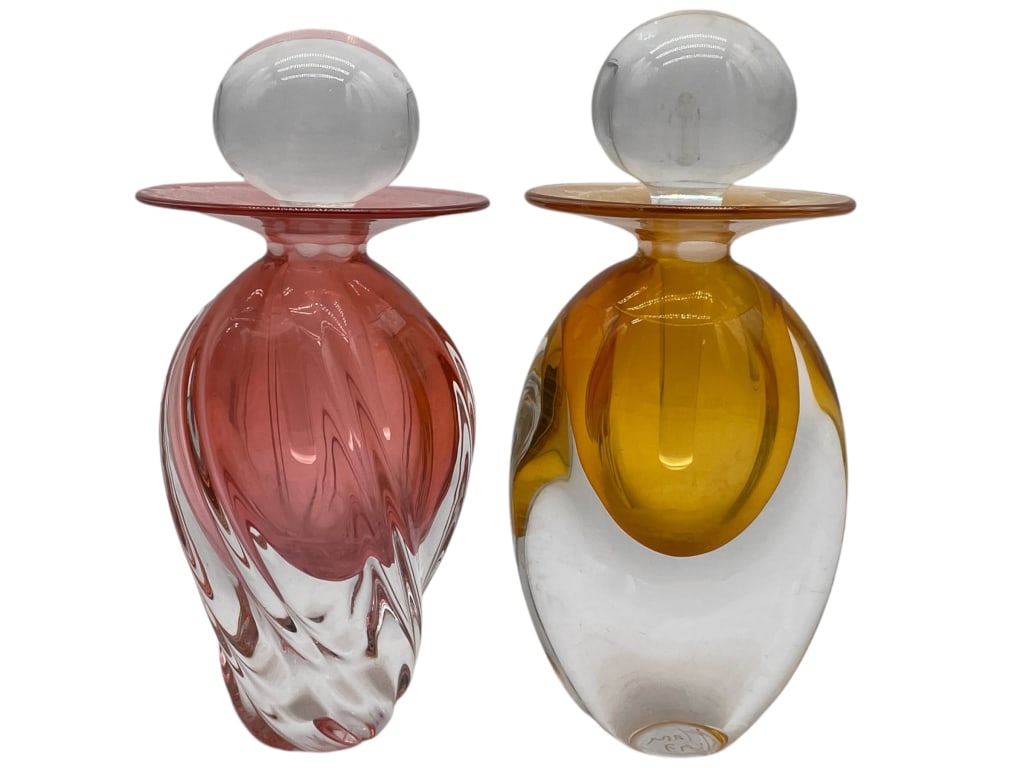 VTG PAIR OF MURANO STYLE PERFUME BOTTLES: VTG PAIR OF MURANO STYLE PERFUME BOTTLES By bidding on this item, you have read, understand, and agree to the terms and conditions of the auction. To schedule your pickup appointment and for shipper i