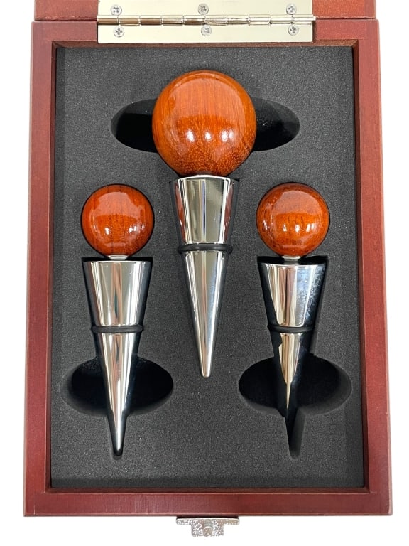3-PIECE WOOD & STAINLESS STEEL WINE STOPPERS: 3-PIECE WOOD & STAINLESS STEEL WINE STOPPERS W/ BOX -VERY GOOD PRE OWNED CONDITION -SET OF 3 STAINLESS STEEL AND WOOD WINE BOTTLE STOPPERS – SLEEK MODERN DESIGN WITH POLISHED WOODEN BALL TOPS – PR