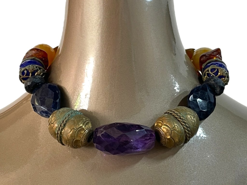 VINTAGE MULTI GEMSTONE CHOKER NECKLACE: VINTAGE MULTI GEMSTONE CHOKER NECKLACE -VERY GOOD PRE OWNED CONDITION -APPROX 8" -JA 030625 ***Please note that due to limited storage space, all items must be picked up within 14 days of the auction'