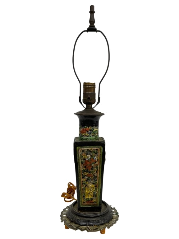 VINTAGE CHINESE FAMILLE NOIR LAMP 22": VINTAGE CHINESE FAMILLE NOIR LAMP 22" -VERY GOOD PRE OWNED CONDITION -APPROX 22" -JA 032525 By bidding on this item, you are abid