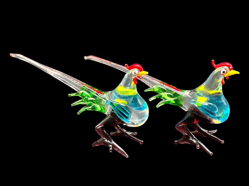 PAIR OF MURANO STYLE ART GLASS ROOSTERS: PAIR OF MURANO STYLE ART GLASS ROOSTERS -VERY GOOD PRE OWNED CONDITION -APPROX 5" X 2.5" -VIBRANTLY COLORED WITH LONG TAIL FEATHERS, RED COMBS, AND MULTI-TONED BODIES FEATURING SHADES OF BLUE, GREEN, 