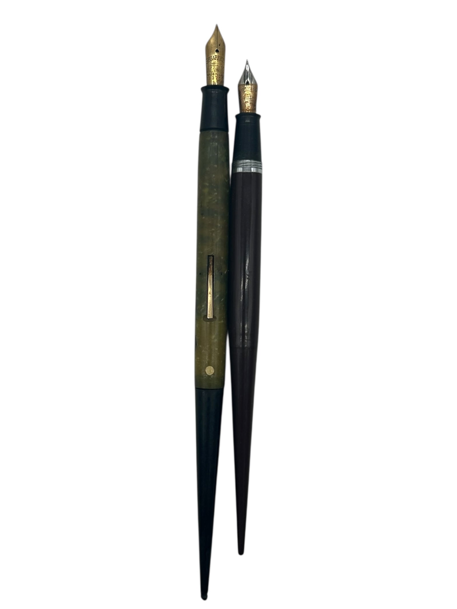 PAIR OF VINTAGE SHEAFFER DESK FOUNTAIN PENS 7": - PAIR OF VINTAGE SHEAFFER DESK FOUNTAIN PENS INCLUDING ONE "LIFETIME" MODEL AND ONE "TRIUMPH" NIB PEN – THIS MATCHED SET INCLUDES TWO CLASSIC DESK FOUNTAIN PENS BY SHEAFFER, BOTH FITTED WITH LONG T