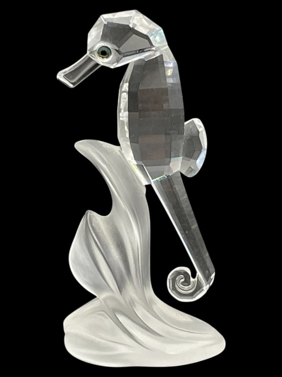 SWAROVSKI CRYSTAL SEAHORSE ON WAVE FIGURINE 3.25": SWAROVSKI CRYSTAL SEAHORSE ON WAVE FIGURINE 3.25" -VERY GOOD PRE OWNED CONDITION -NOT MARKED -APPROX 3.25" X 1.5" -STUNNING FACETED CLEAR CRYSTAL SEAHORSE FIGURINE WITH GREEN EYES, ELEGANTLY PERCHED O
