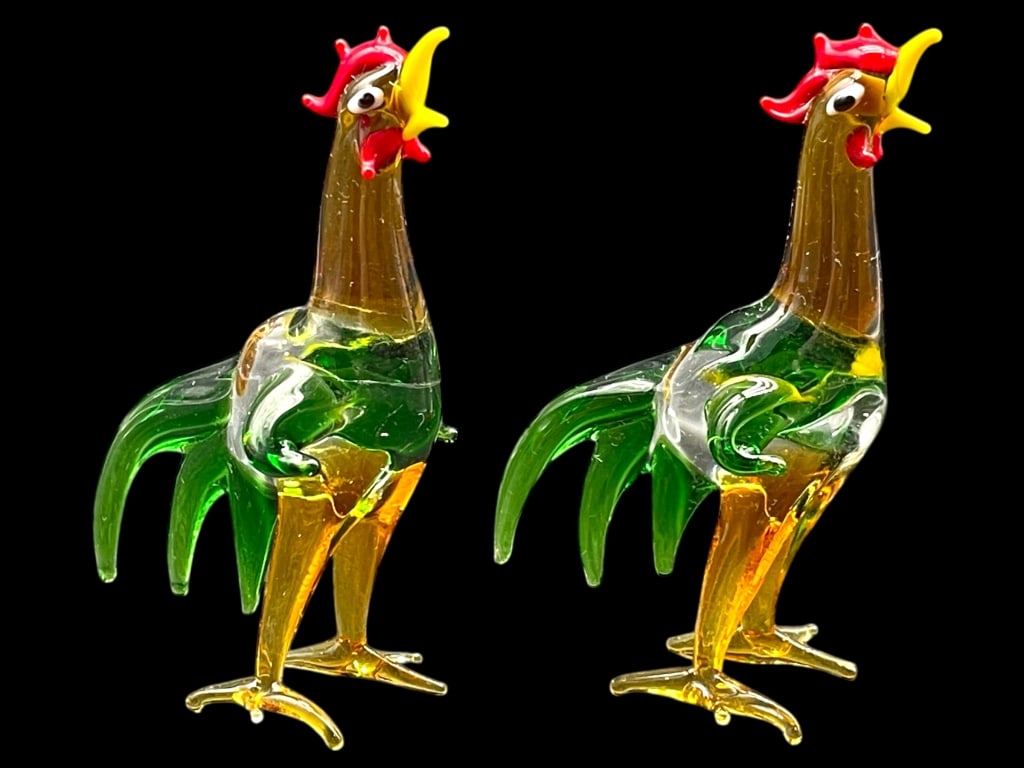 MURANO STYLE ART GLASS ROOSTERS: MURANO STYLE ART GLASS ROOSTERS -VERY GOOD PRE OWNED CONDITION -APPROX 3.5" X 2.5" -VIBRANTLY COLORED FIGURINES WITH STRIKING RED COMBS, MULTICOLOR BODIES, AND TALL, CURVED TAIL FEATHERS. BEAUTIFULLY
