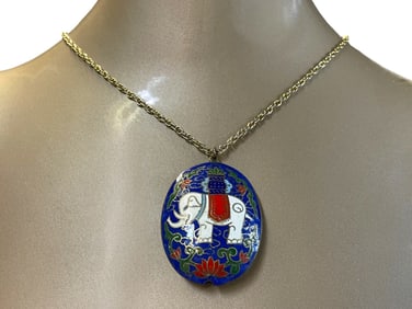 VINTAGE ENAMELED ELEPHANT PENDANT NECKLACE