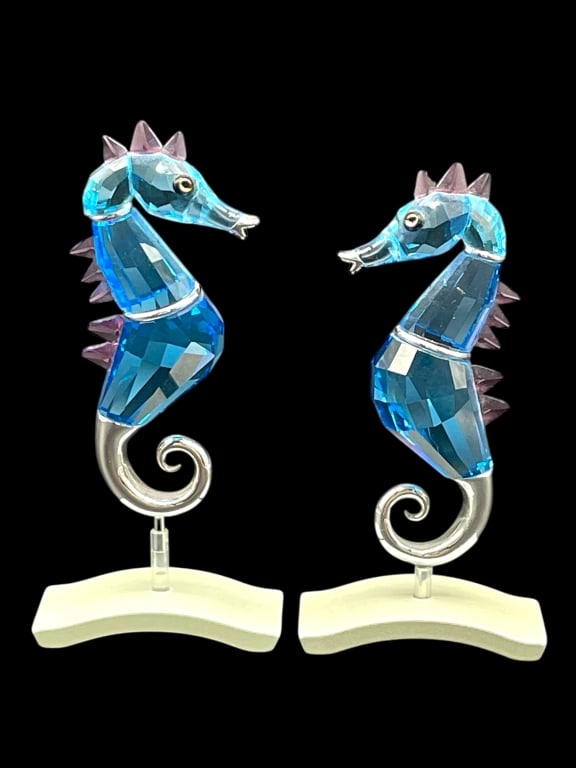 PAIR OF SWAROVSKI CHIPILI SEAHORSE FIGURINES 3.5": PAIR OF SWAROVSKI CRYSTAL CHIPILI SEAHORSE FIGURINES 3.5" -VERY GOOD PRE OWNED CONDITION -APPROX 3.5" X 2" -VIBRANT AQUA-BLUE CRYSTAL BODIES WITH PURPLE ACCENTS, SET ON ELEGANT CURVED WHITE BASES. EXQ