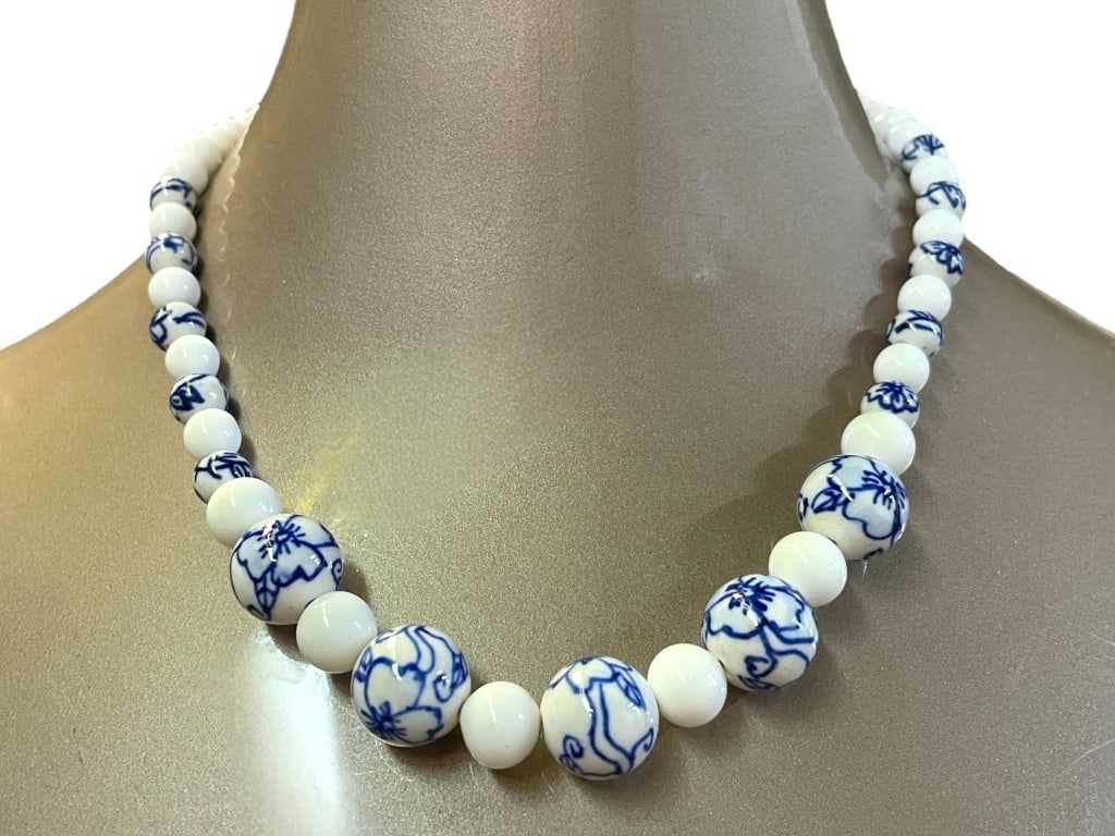 BLUE AND WHITE BEADED NECKLACE: BLUE AND WHITE BEADED NECKLACE -VERY GOOD PRE OWNED CONDITION -STRIKING NECKLACE FEATURING GRADUATED ROUND BEADS WITH CLASSIC BLUE FLORAL MOTIFS ON WHITE. A TIMELESS, ASIAN-INSPIRED DESIGN PERFECT FOR