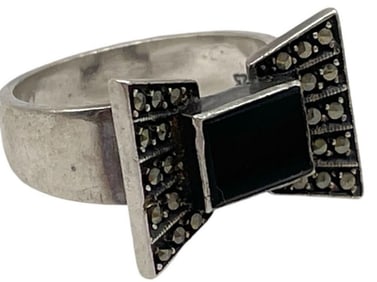 STERLING ONYX AND MARCASITE RING SZ 6.5 6.02G