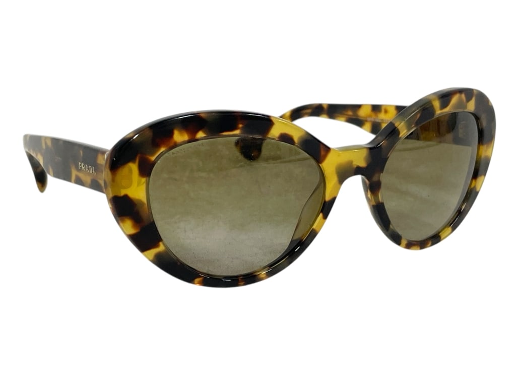 PRADA TORTOISESHELL CAT-EYE SUNGLASSES: PRADA TORTOISESHELL CAT-EYE SUNGLASSES -VERY GOOD PRE OWNED CONDITION -SPR 15Q -MADE IN ITALY -STYLISH DESIGNER SUNGLASSES FEATURING A BOLD CAT-EYE FRAME IN CLASSIC BROWN TORTOISE PATTERN WITH DARK LE