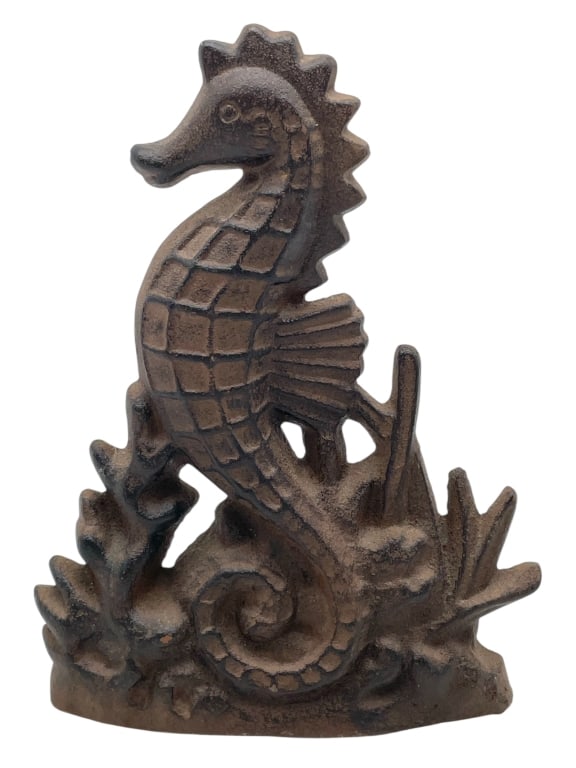 VINTAGE CAST IRON SEAHORSE DOORSTOP 8": VINTAGE CAST IRON SEAHORSE DOORSTOP 8" -VERY GOOD PRE OWNED CONDITION -APPROX 8" X 6" -THIS PIECE FEATURES A RUSTIC, WEATHERED FINISH, IDEAL FOR NAUTICAL-THEMED DECOR OR AS A DOORSTOP. THE SEAHORSE IS