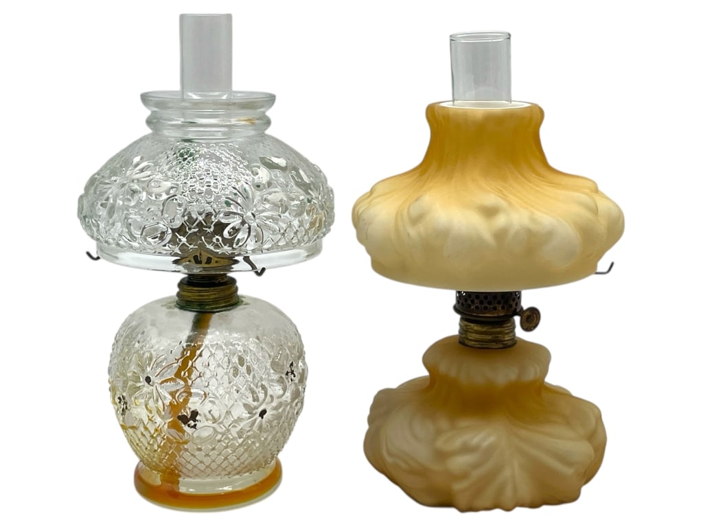PAIR OF VINTAGE MINIATURE OIL LAMPS 9": PAIR OF VINTAGE MINIATURE OIL LAMPS 9"_x005F -VERY GOOD PRE OWNED CONDITION_x005F -APPROX 9" X 5"_x005F -PAIR OF VINTAGE MINIATURE OIL LAMPS INCLUDING A PRESSED GLASS FLORAL PATTERNED LAMP WITH MATCHI