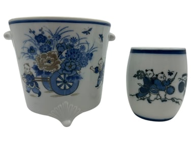 PAIR OF BLUE AND WHITE PORCELAIN VESSELS 4"
