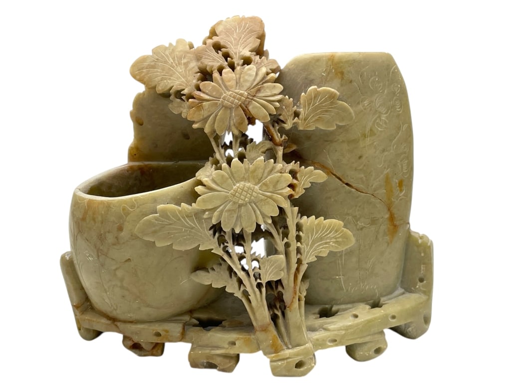 CHINESE SOAPSTONE CARVED VASE 6": CHINESE SOAPSTONE CARVED VASE 6" -VERY GOOD PRE OWNED CONDITION -APPROX 6" X 7" -JA 031825 By bidding on this item, you are abidi