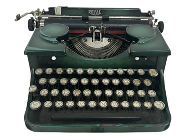 VINTAGE ROYAL PORTABLE TYPEWRITER 12.5"