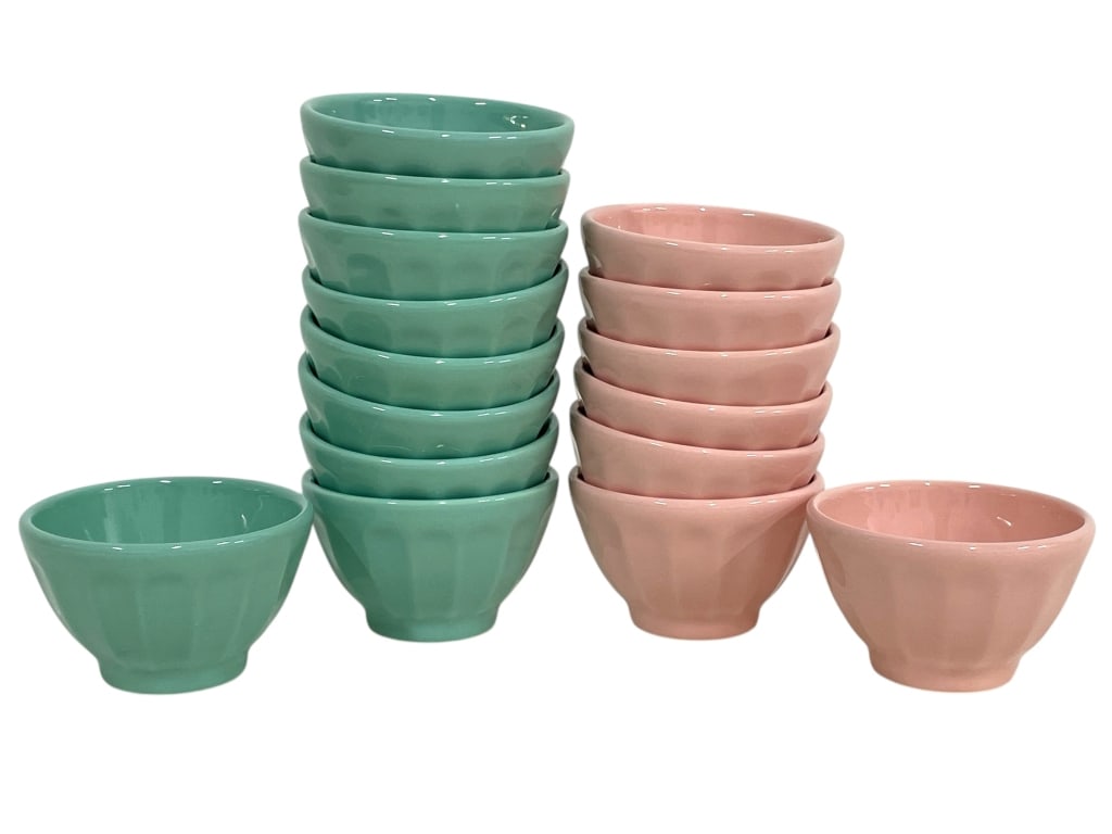 16 VINTAGE STYLE CERAMIC RAMEKINS: 16 VINTAGE STYLE CERAMIC RAMEKINS -VERY GOOD PRE OWNED CONDITION -16 PIECES -APPROX 3.25" X 2" -CLASSIC FLUTED SIDES WITH GLOSSY GLAZE FINISH. IDEAL FOR BAKING, SERVING DESSERTS, OR MIXING INGREDIENTS