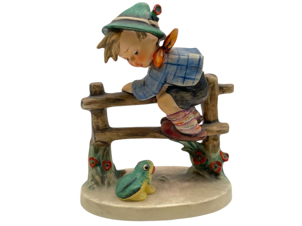 HUMMEL FIGURINE "RETREAT TO SAFETY" 5.5": HUMMEL FIGURINE "RETREAT TO SAFETY" 5.5" -VERY GOOD CONDITION -APPROX 5.5" X 4" -JA 010325 #16 ***Please note that due to limited storage space, all items must be picked up within 14 days of the aucti