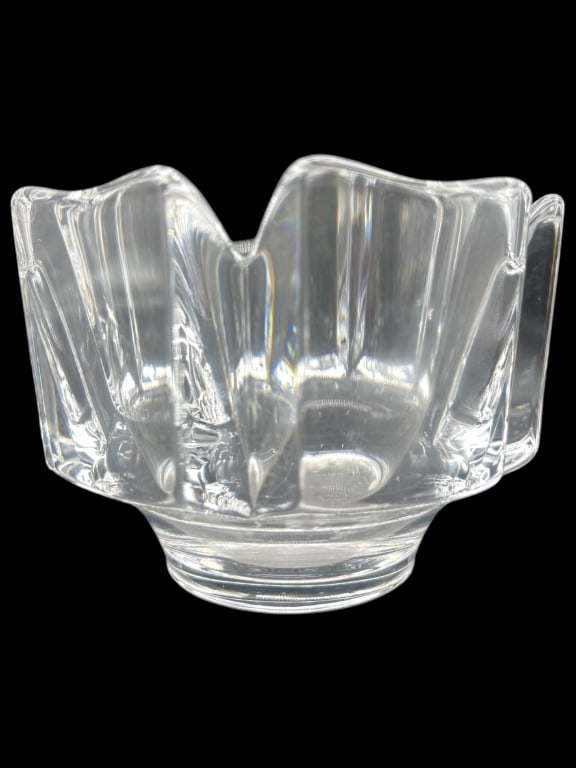 ORREFORS SWEDEN CRYSTAL BOWL, 4.5": ORREFORS SWEDEN CRYSTAL BOWL - VERY GOOD PRE-OWNED CONDITION - 3.5" H X 4.5" W APPROX - STUNNING SCANDINAVIAN DESIGN FEATURING THICK, HAND-CUT CRYSTAL WITH A FLARED, SCALLOPED RIM AND MODERN GEOMETRIC