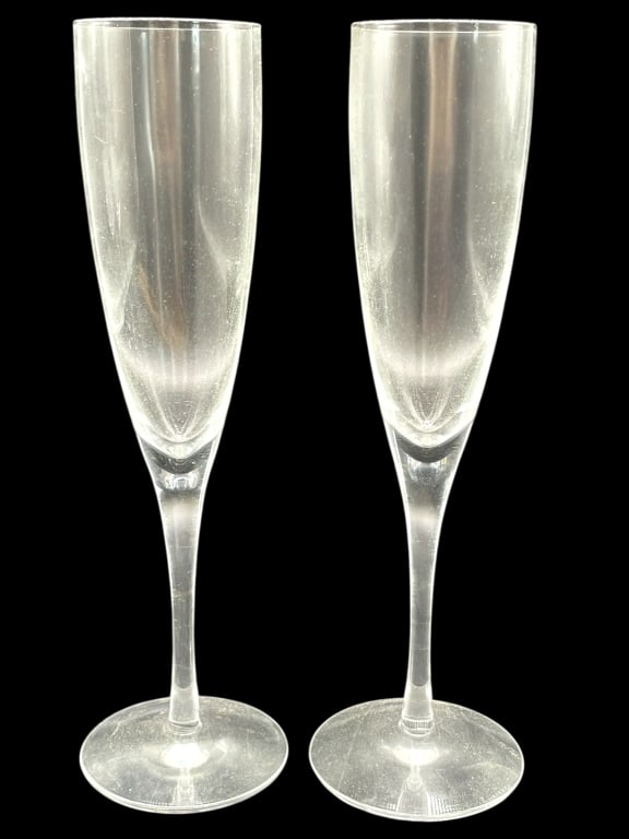 TIFFANY & CO. GLASS CHAMPAGNE FLUTES: TIFFANY & CO. GLASS CHAMPAGNE FLUTES -VERY GOOD PRE OWNED CONDITION -APPROX 9" -TALL ELEGANT DESIGN WITH TAPERED BOWL AND THIN STEM. SIMPLE YET SOPHISTICATED STYLE PERFECT FOR ANY OCCASION -JA 052025 