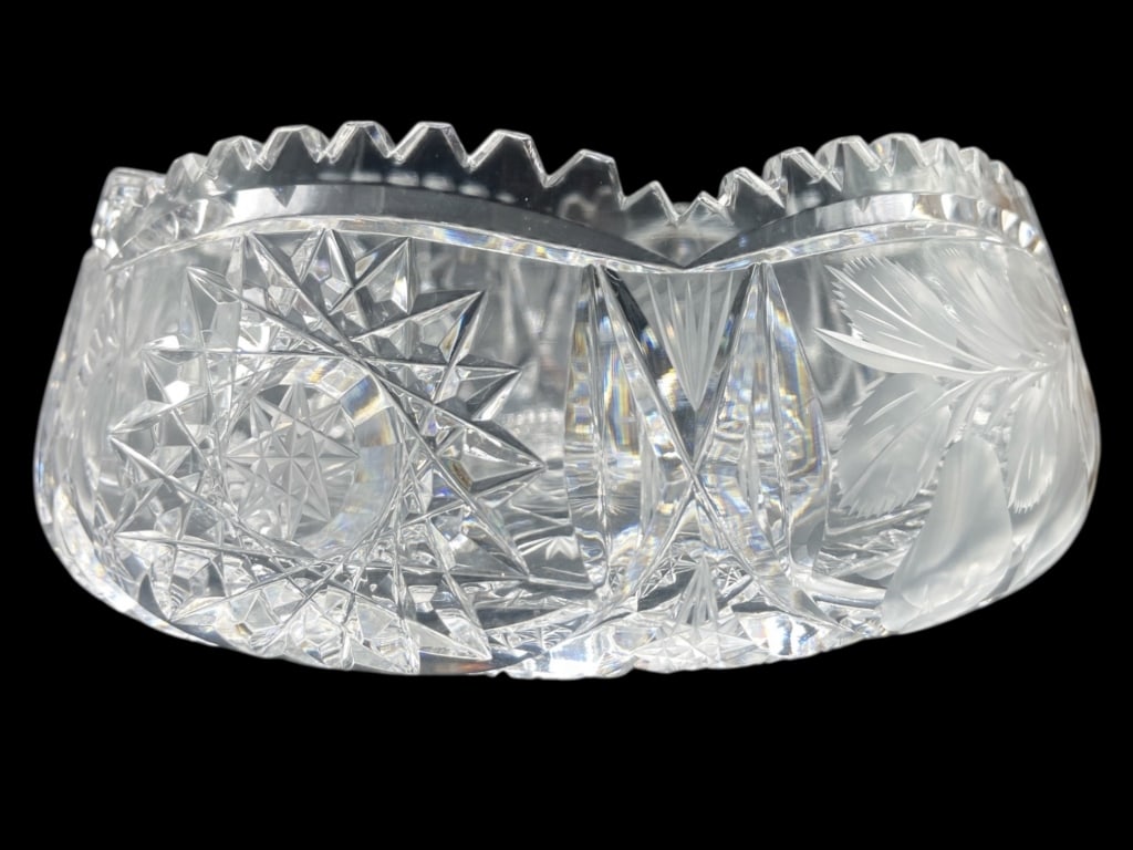 LARGE CUT AND ETCHED CRYSTAL CENTER BOWL (1 of 4)