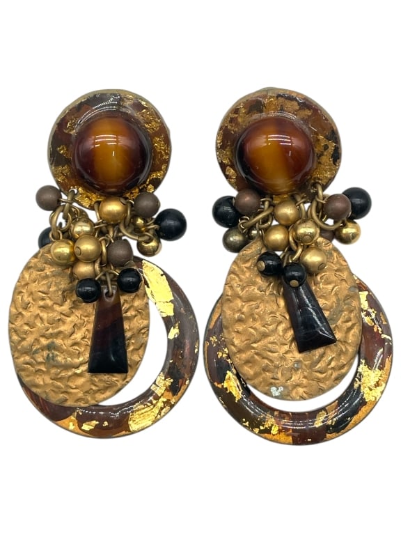 VINTAGE CLIP-ON EARRINGS W/ GOLD ACCENTS: VINTAGE CLIP-ON EARRINGS W/ GOLD ACCENTS -GOOD PRE OWNED CONDITION, SEE PHOTOS -APPROX 3" -BOLD VINTAGE CLIP-ON EARRINGS FEATURING TEXTURED GOLD-TONE METAL, LUCITE ACCENTS, AND DANGLING BEADED CLUSTER