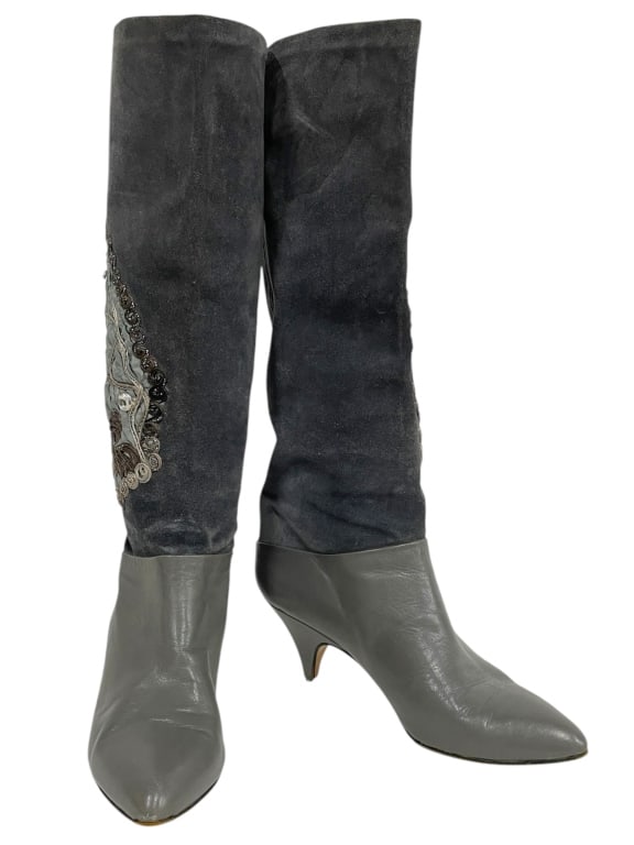 PHYLLIS POLAND SUEDE KNEE HIGH BOOTS SZ 6.5: PHYLLIS POLAND SUEDE EMBELLISHED KNEE HIGH BOOTS SZ 6.5 -GOOD PRE OWNED CONDITION, GENERAL WEAR, SOME DISCOLORATION ON OUTSIDE PART OF LEFT BOOTS -SIZE 6.5 -JA 012725