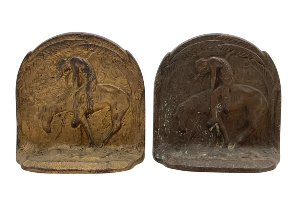 PAIR OF CAST METAL BOOKENDS 4": PAIR OF CAST METAL BOOKENDS FEATURING “END OF THE TRAIL” NATIVE AMERICAN ON HORSEBACK DESIGN 4" -VERY GOOD PRE OWNED CONDITION -APPROX 4" -INTRICATE RELIEF DETAIL WITH ORIGINAL GOLD AND BRONZE