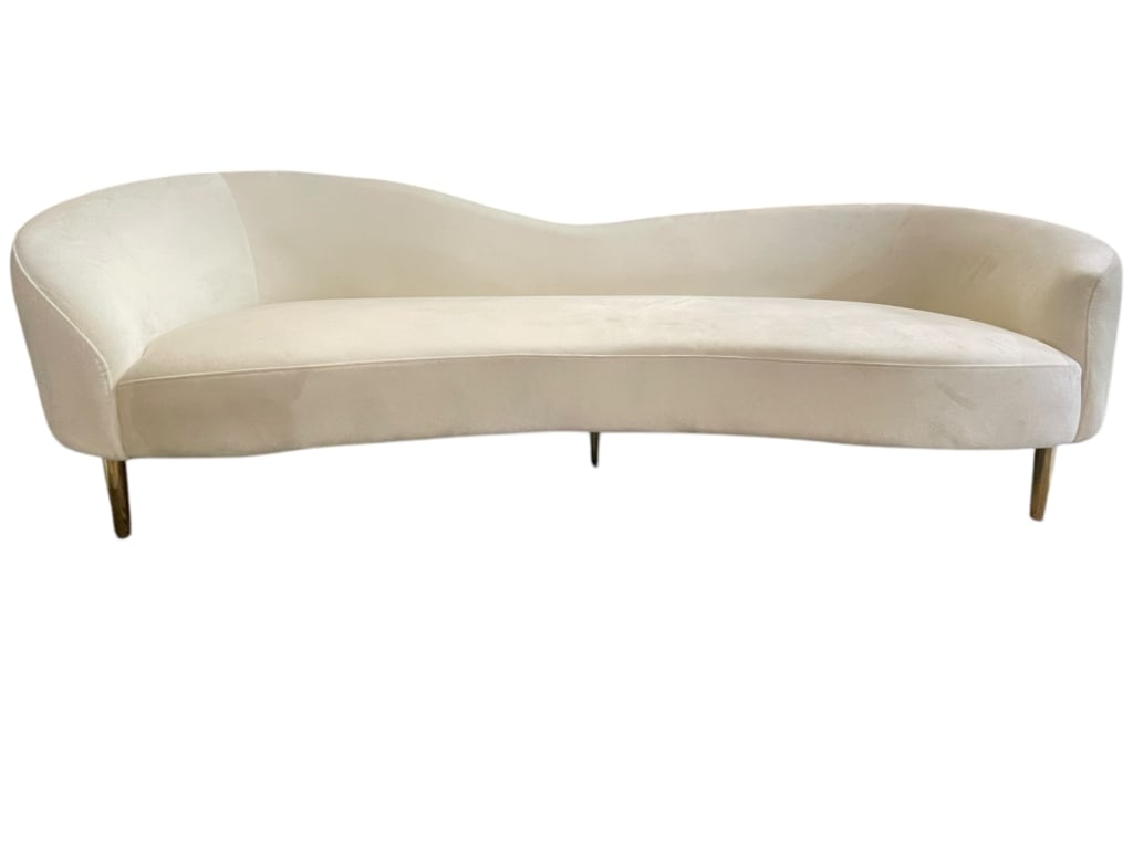 MODERN SCULPTURAL CURVED SOFA: MODERN SCULPTURAL CURVED SOFA – A STUNNING STATEMENT PIECE FEATURING A SOFT, ORGANICALLY CURVED BACK AND SEAT IN LUXURIOUS IVORY VELVET UPHOLSTERY. ELEVATED ON SLEEK BRASS-TONE TAPERED LEGS, THIS LO