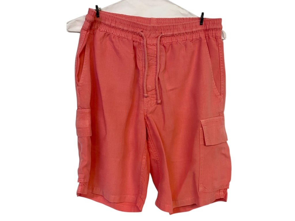 VILEBREQUIN CORAL LINEN CARGO SHORTS: VILEBREQUIN CORAL LINEN CARGO SHORTS _x005F -VERY GOOD PRE OWNED CONDITION_x005F -RECENTLY DRY CLEANED_x005F -SIZE XL_x005F -STYLISH AND BREATHABLE MEN'S SHORTS IN A BRIGHT CORAL LINEN-BLEND FABRIC. F