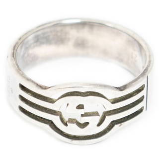 GUCCI GG SILVER BRASS RING: GUCCI GG RING SILVER BRASS -SIZE: 21 -CONDITION RATING A -ABA0936 -A BOLD DESIGNER STATEMENT PIECE FEATURING A STRIKING CUTOUT OF THE ICONIC INTERLOCKING GG LOGO ACCENTED BY ENGRAVED STRIPING ALONG TH