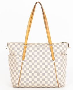 LOUIS VUITTON TOTALLY MM IVORY DAMIER AZUR BAG: LOUIS VUITTON TOTALLY MM IVORY DAMIER AZUR GOLDEN BRASS -IVORY -COATED CANVAS -33*28*14CM -CONDITION RATING A -GTA0702 -CRAFTED IN DAMIER AZUR COATED CANVAS WITH NATURAL VACHETTA LEATHER TRIM AND SHOU