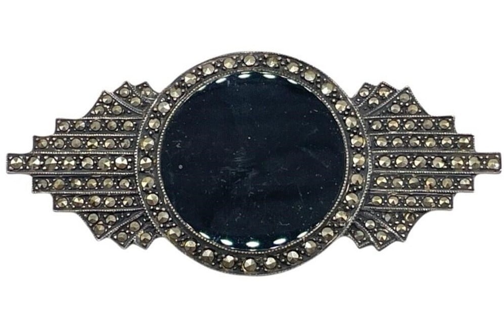 STERLING MARCASITE & BLACK ONYX BROOCH 31.52G: STERLING MARCASITE & BLACK ONYX BROOCH 31.52G -VERY GOOD PRE OWNED CONDITION -31.52G -APPROX 3.25" -JA 031325 / RL 061125 By
