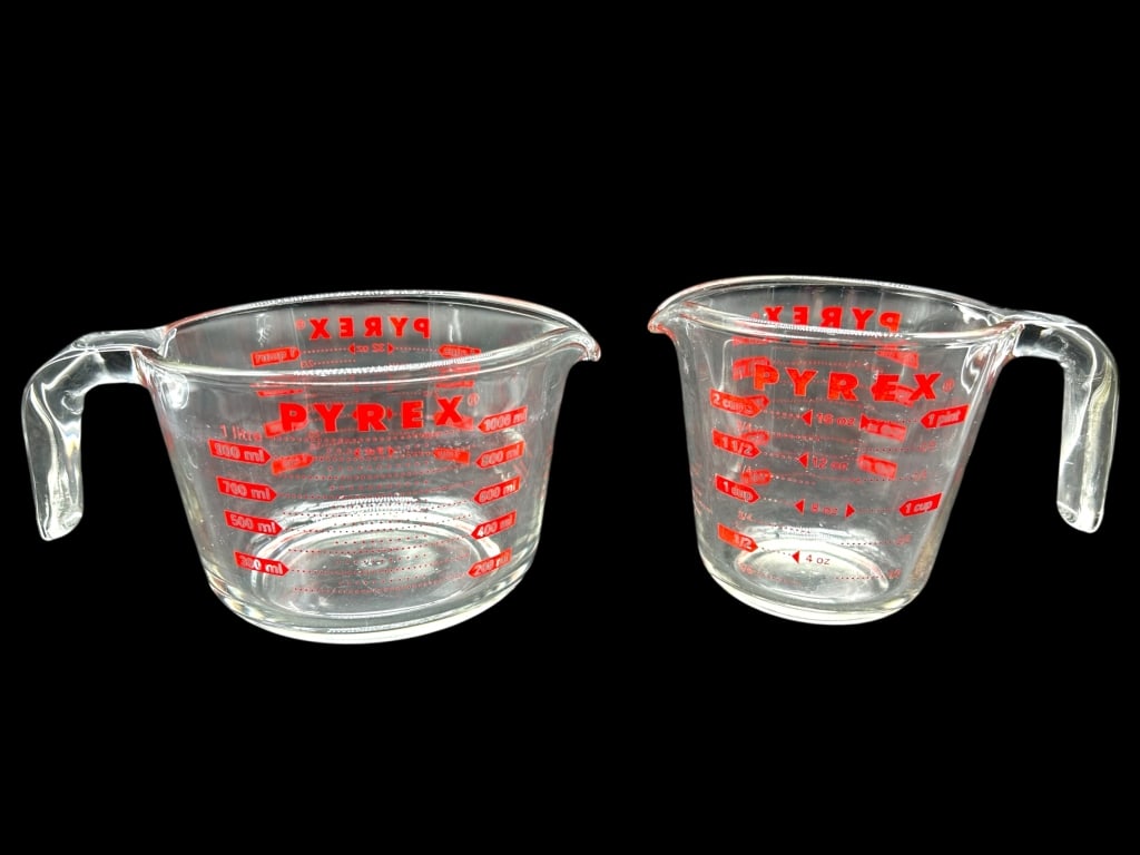 2 PYREX GLASS MEASURING CUPS (1 of 7)