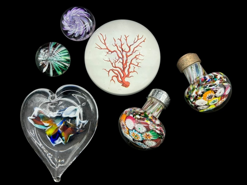VARIOUS ARTISTIC GLASS PAPERWEIGHTS (1 of 8)