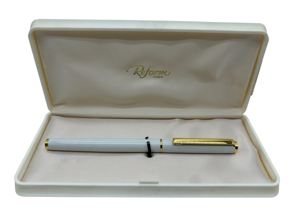 VINTAGE REFORM GERMANY PEN: - ELEGANT AND MINIMALIST, THIS VINTAGE REFORM FOUNTAIN PEN FEATURES A SLEEK WHITE LACQUERED BODY WITH POLISHED GOLD-TONE ACCENTS. MADE IN GERMANY, THIS PEN IS A FINE EXAMPLE OF THE BRAND’S ATTENTION