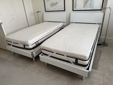 PAIR OF MODERN WHITE TWIN BEDS WITH MATTRESSES